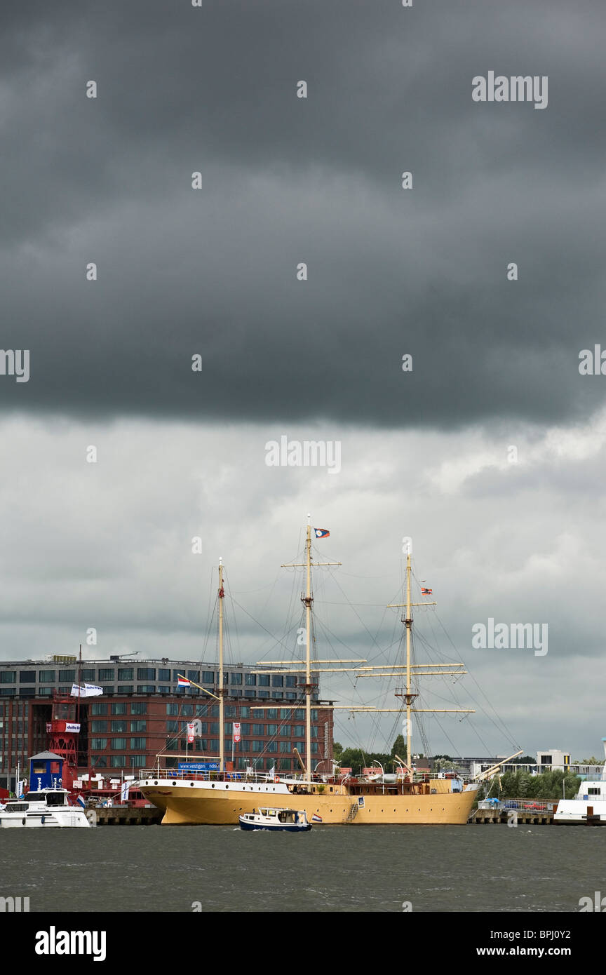 Voilier trois mâts dans le port d'Amsterdam, Pays-Bas Banque D'Images