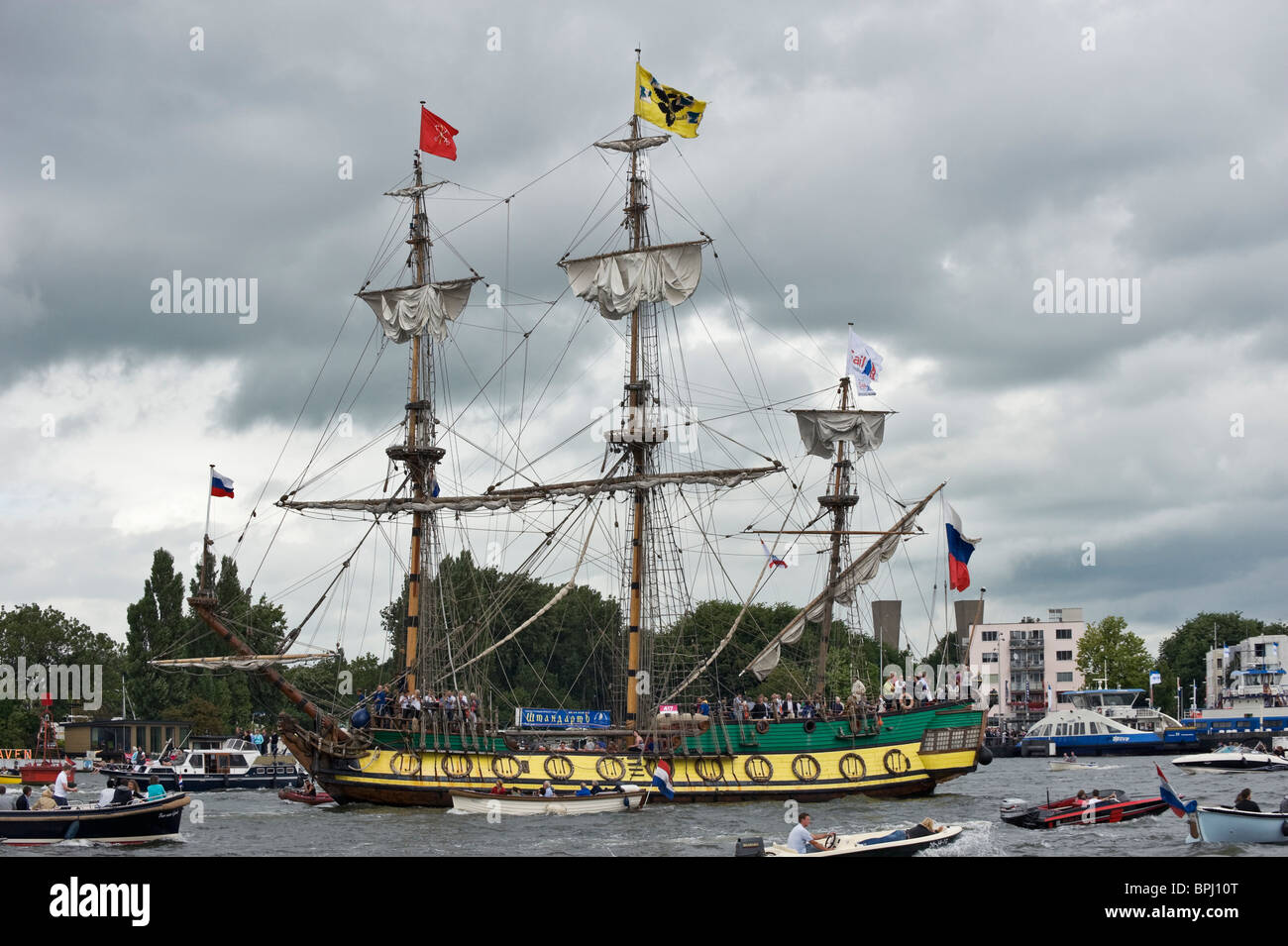 Voilier trois mâts sur la rivière Ij au cours de la voile 2010 voile parade. Amsterdam, Pays-Bas Banque D'Images