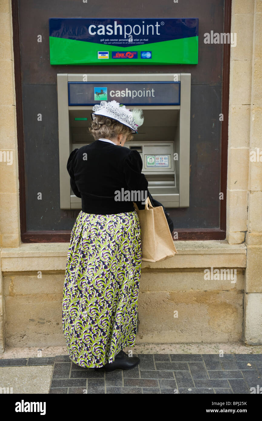 Les femmes en costume au distributeur automatique pendant le Festival annuel de l'époque Victorienne Llandrindod Wells Powys Pays de Galles UK Banque D'Images