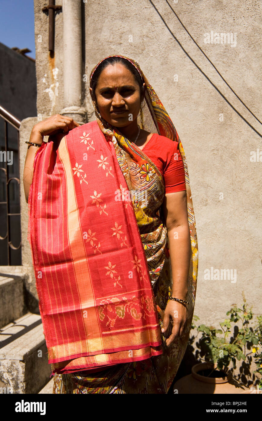 Un Gujarati femme montre sa main en soie Patola Rajkot, Inde. Banque D'Images