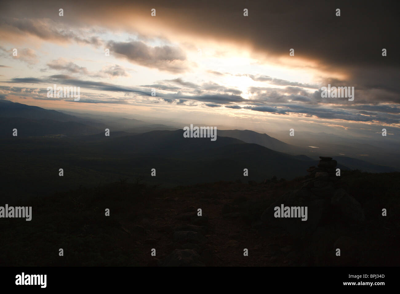 Les montagnes depuis le sentier Jewell au coucher du soleil. Situé dans les Montagnes Blanches du New Hampshire, USA Banque D'Images