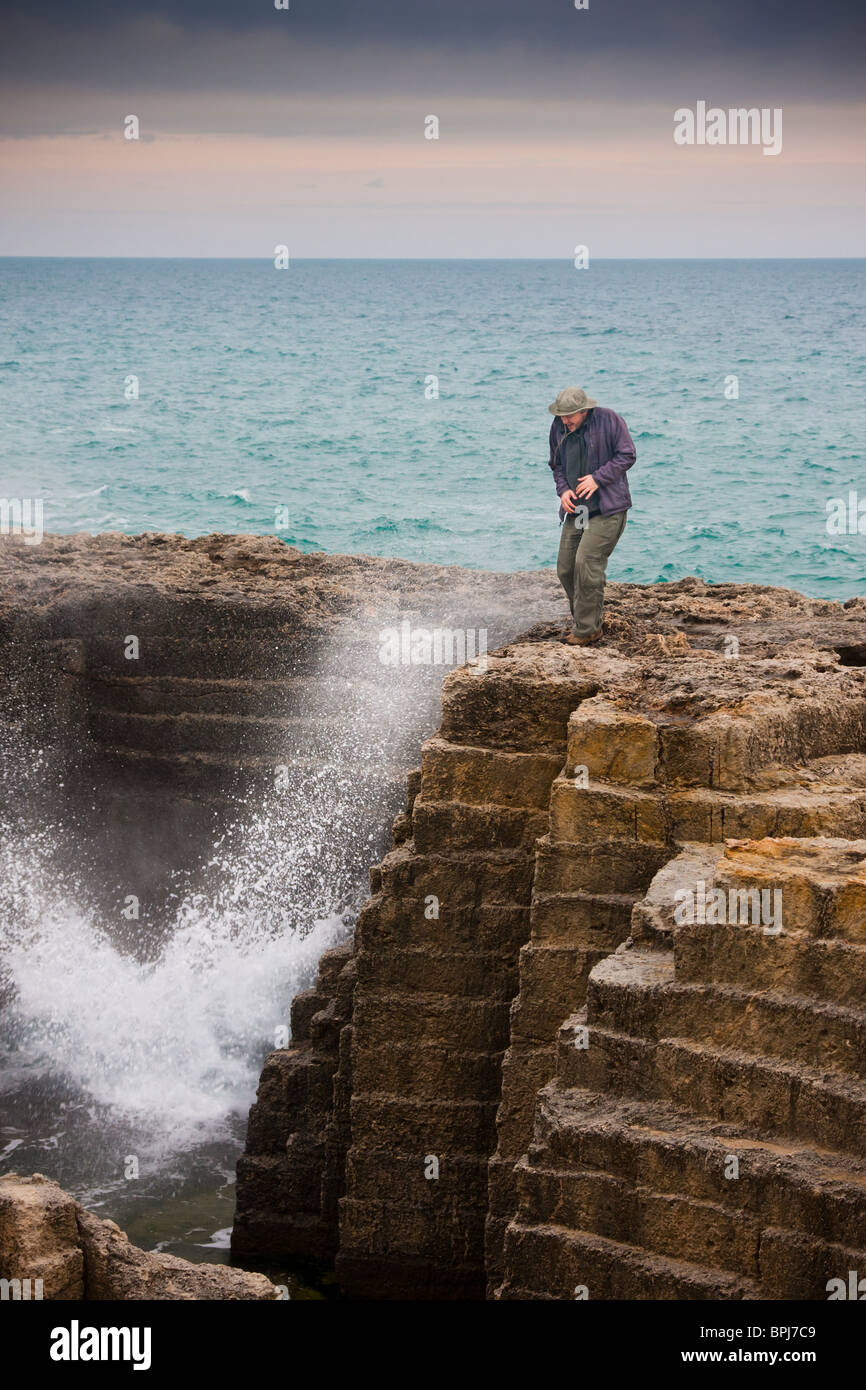 S'éclabousser dans une ancienne carrière par la mer à Torre Egnatia, près de Bari, en Italie. Banque D'Images