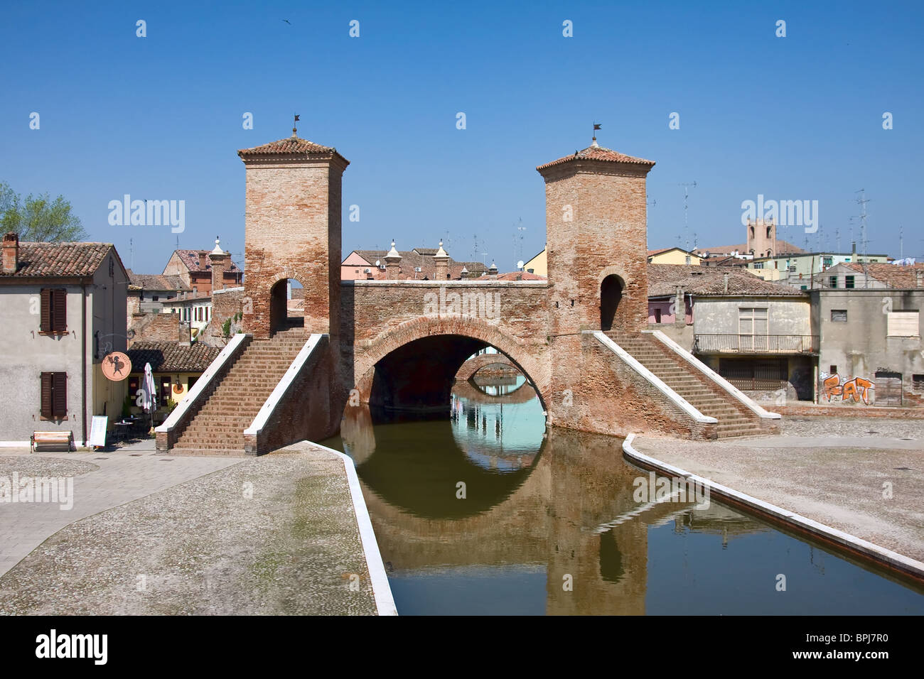 Pont Trepponti et canal dans le Delta du Pô ville de Comacchio, Ferrara, Italie. Banque D'Images