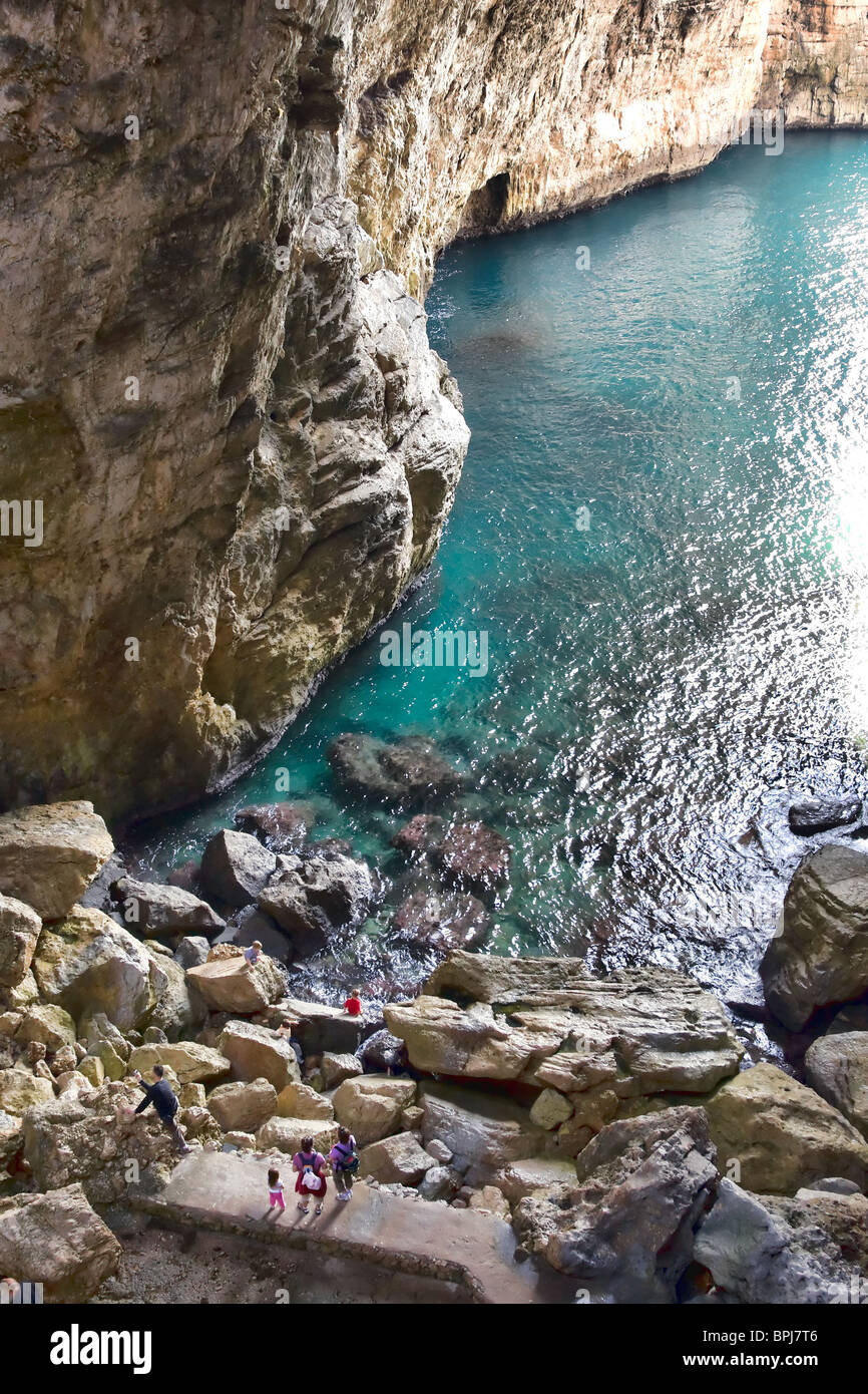 La grotte de la mer naturelle Montagna Spaccata alias 'La grotte des Turcs à Gaeta, Latium, Italie. Banque D'Images