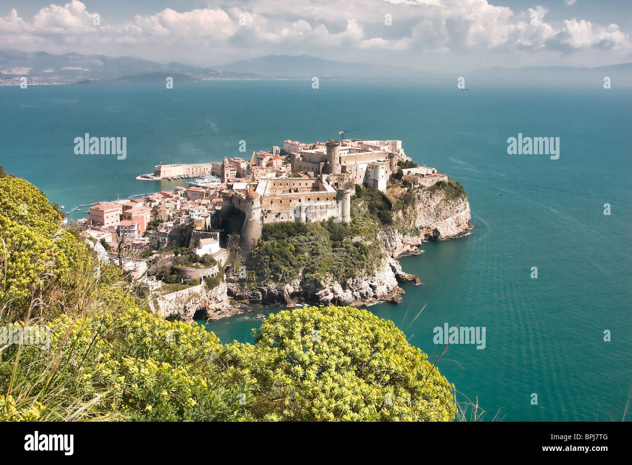 Le Aragonese-Angevine Château en été à Gaeta, Latium, Italie. Banque D'Images