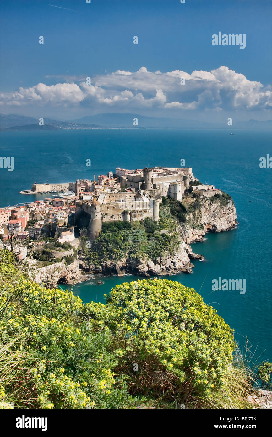 Le Aragonese-Angevine Château en été à Gaeta, Latium, Italie. Banque D'Images