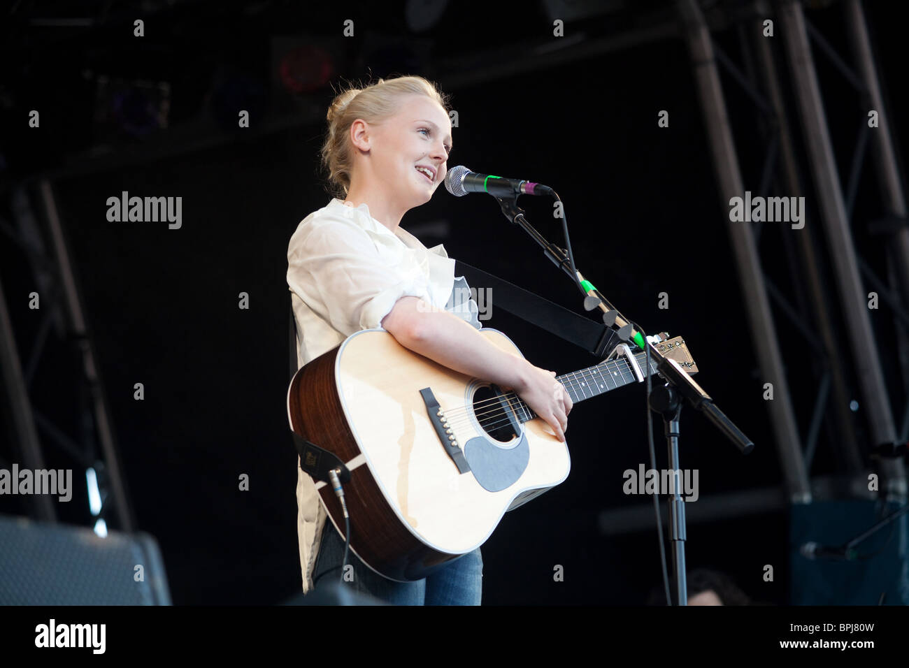 Laura Marling jouant au Green Man Festival 2010,William Henri Gebhard (1827-1905) Brecon Beacons au Pays de Galles Banque D'Images