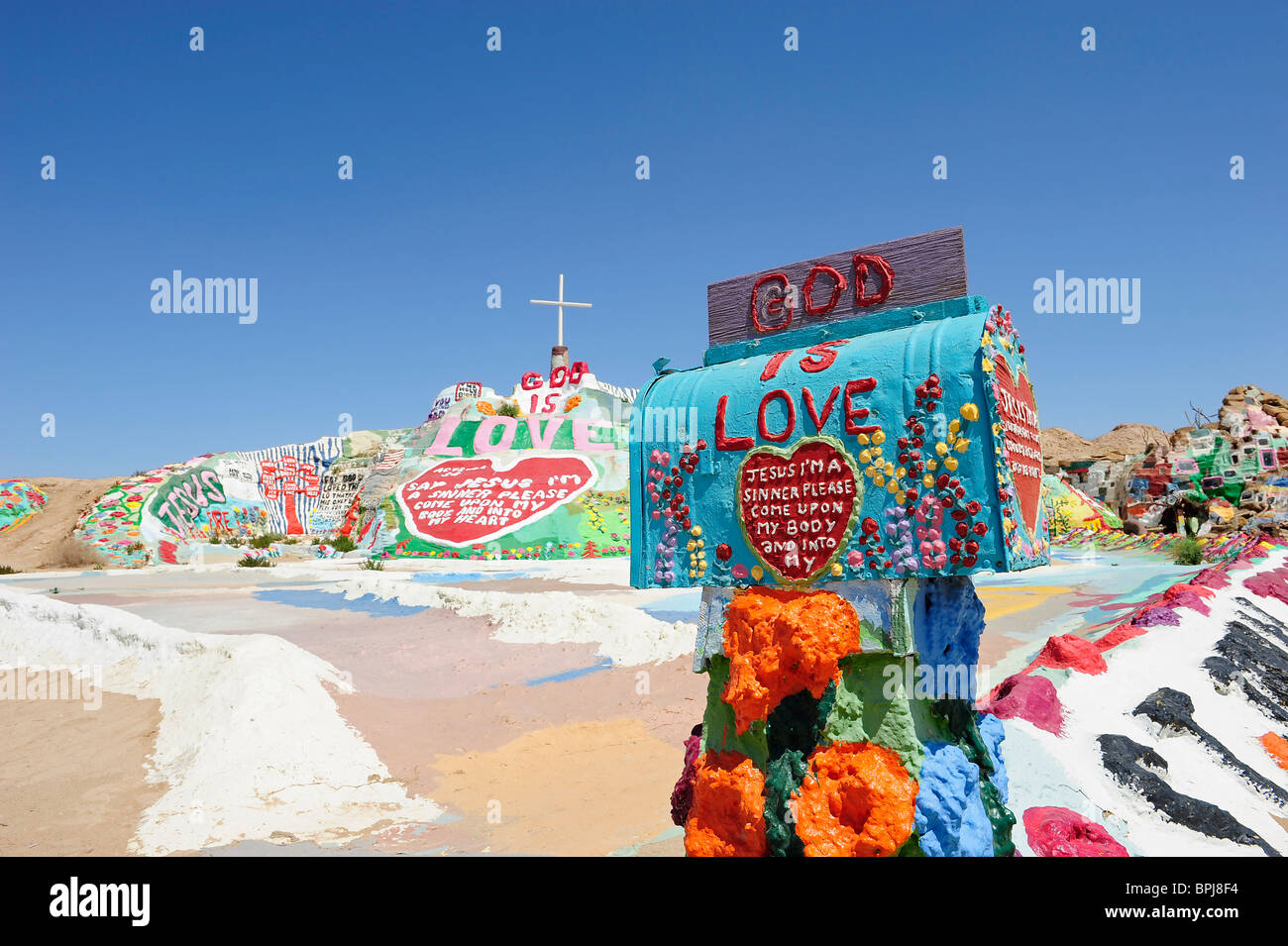 Dieu est amour boîte peinte au Mont du salut, Slab City, près de Niland, Californie, USA. Banque D'Images