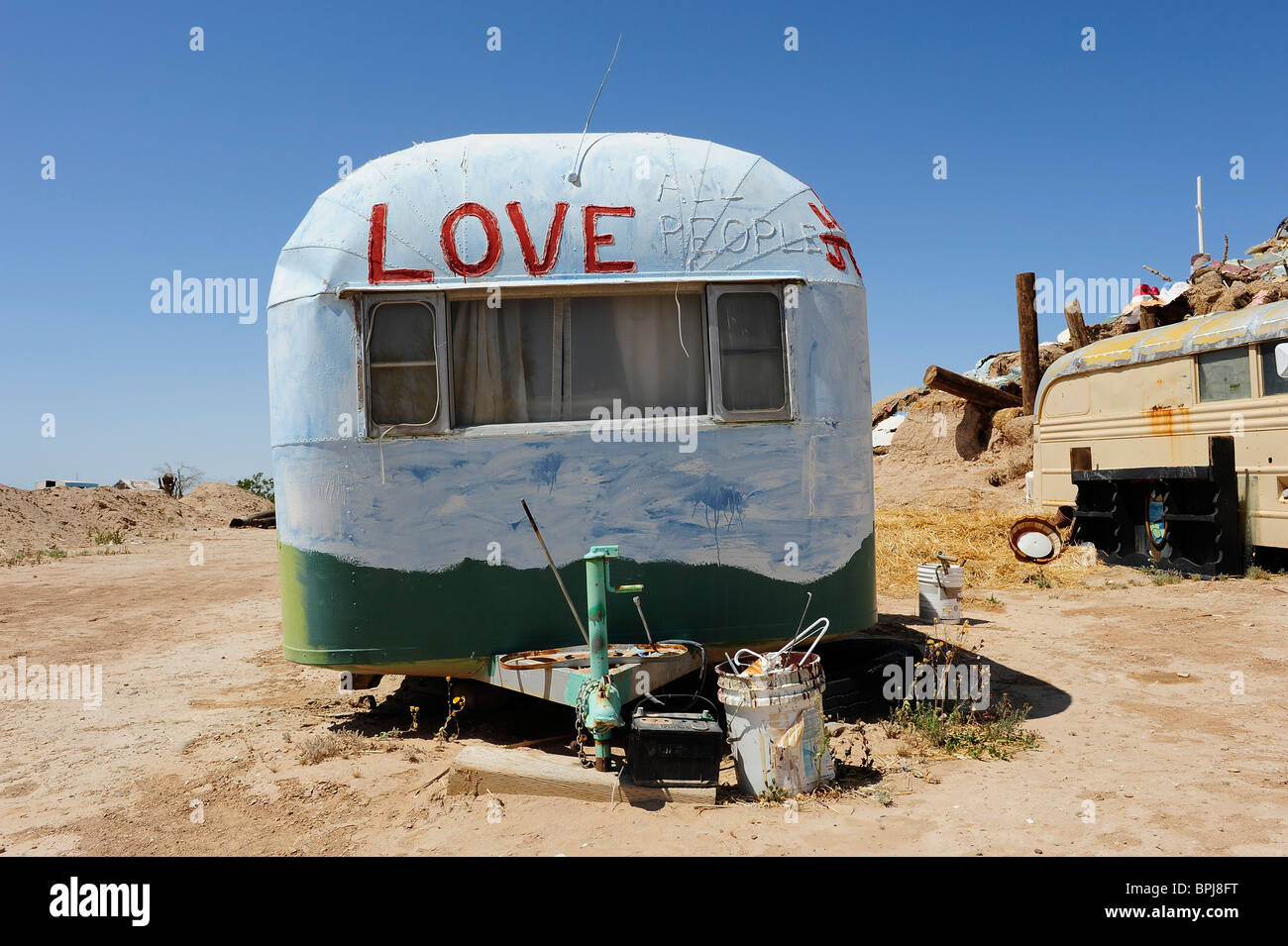 Caravane ou mobile home peint avec des slogans religieux, situé au Mont du salut, Slab City près de Niland, Californie, USA. Banque D'Images