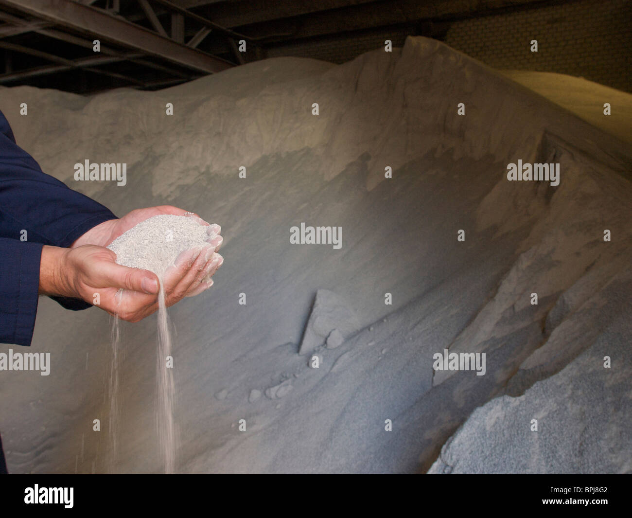 Mélange de sable qui seront fondus pour former le verre pour des verres à boire. Libbey glass factory, Leerdam Pays-Bas Banque D'Images