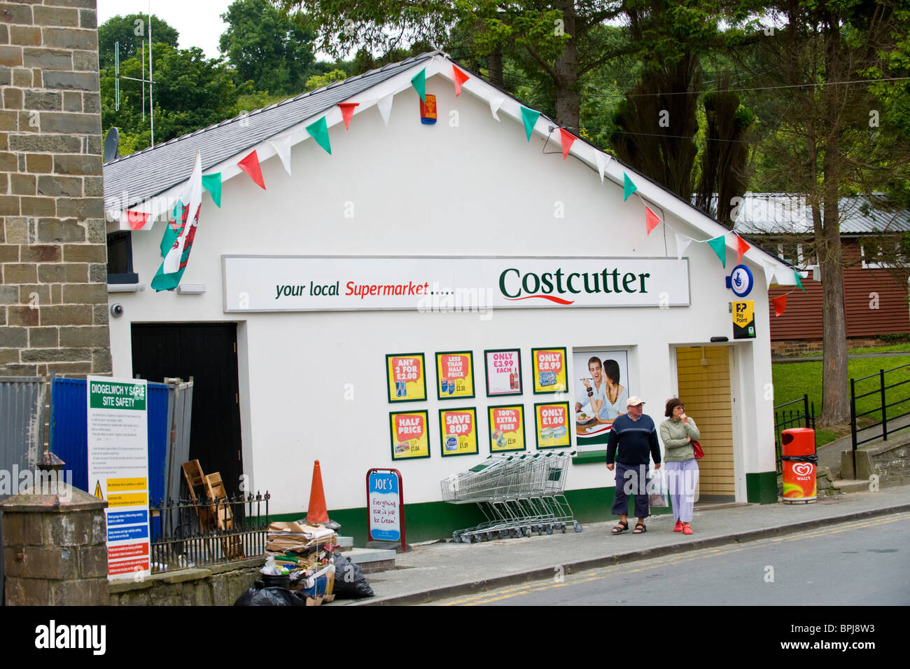 L'extérieur du supermarché Costcutter dans la maison de ville balnéaire de New Quay West Wales Royaume-uni Ceredigion Banque D'Images