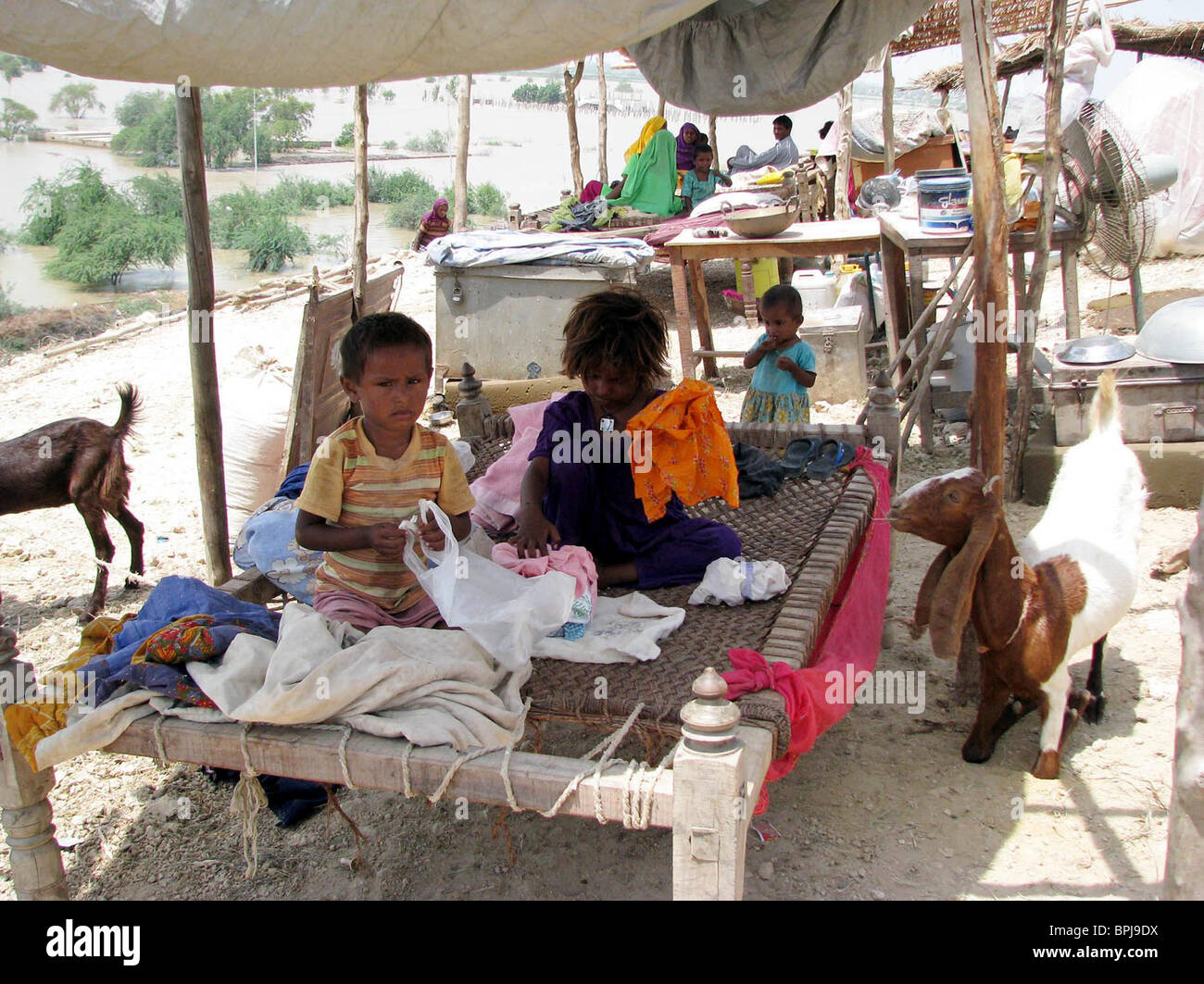 Les victimes de la famille s'élève à Jaffarabad camp de secours à Hyderabad Banque D'Images