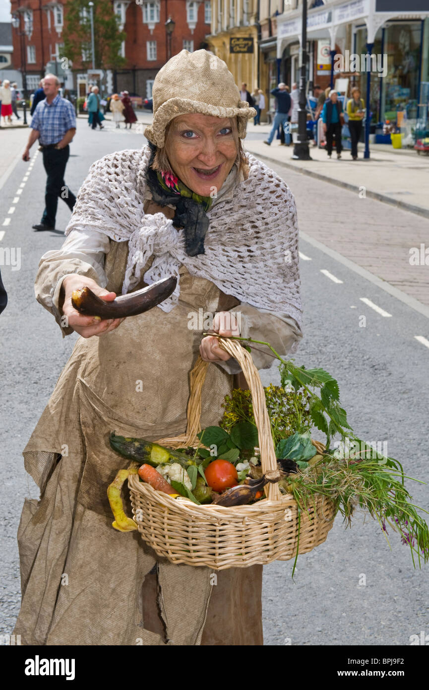 La vieille enceinte crone en costume avec panier à l'assemblée annuelle du Festival victorien à Llandrindod Wells Powys Pays de Galles UK Banque D'Images