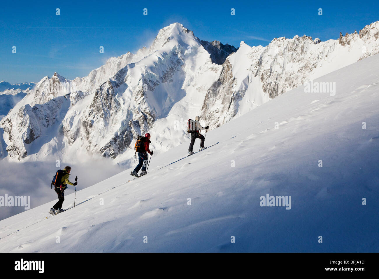 Trois skieurs de l'arrière-pays, Val Ferret, Canton du Valais, Suisse Banque D'Images