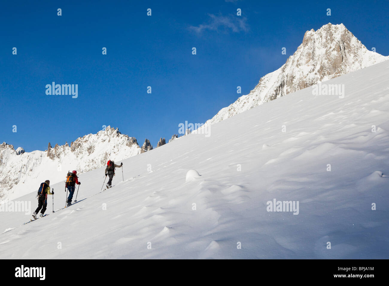 Trois skieurs de l'arrière-pays, Val Ferret, Canton du Valais, Suisse Banque D'Images