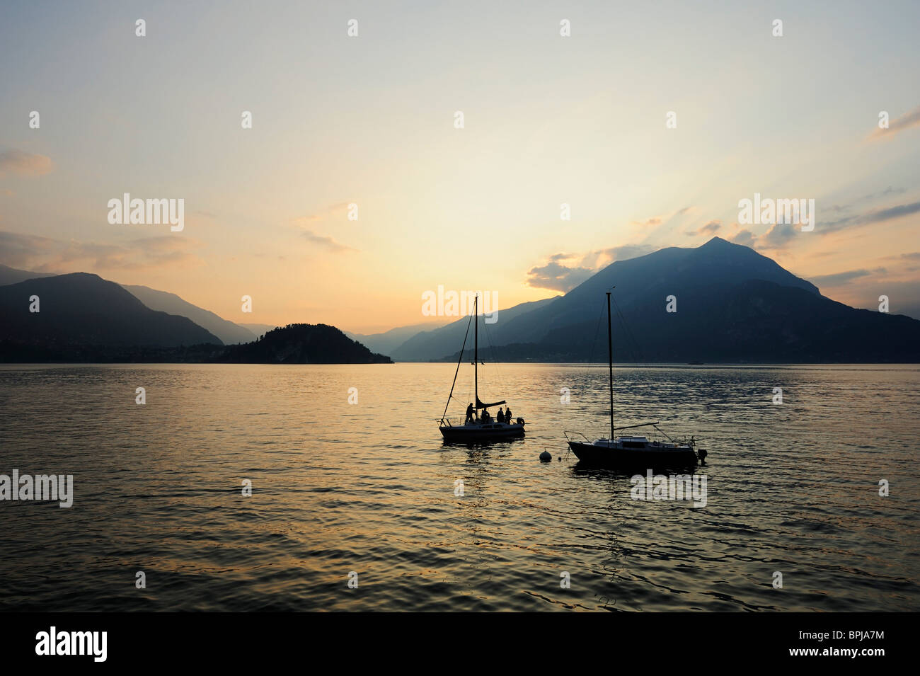 Deux voiliers sur le lac de Côme, Monti Lariani en arrière-plan, Lombardie, Italie Banque D'Images