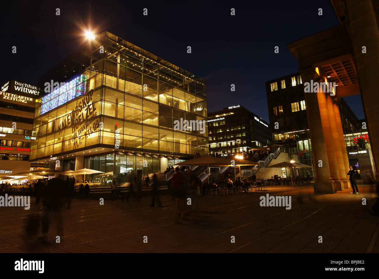 Kunstmuseum à place du château illuminé en soirée, Stuttgart, Bade-Wurtemberg, Allemagne Banque D'Images