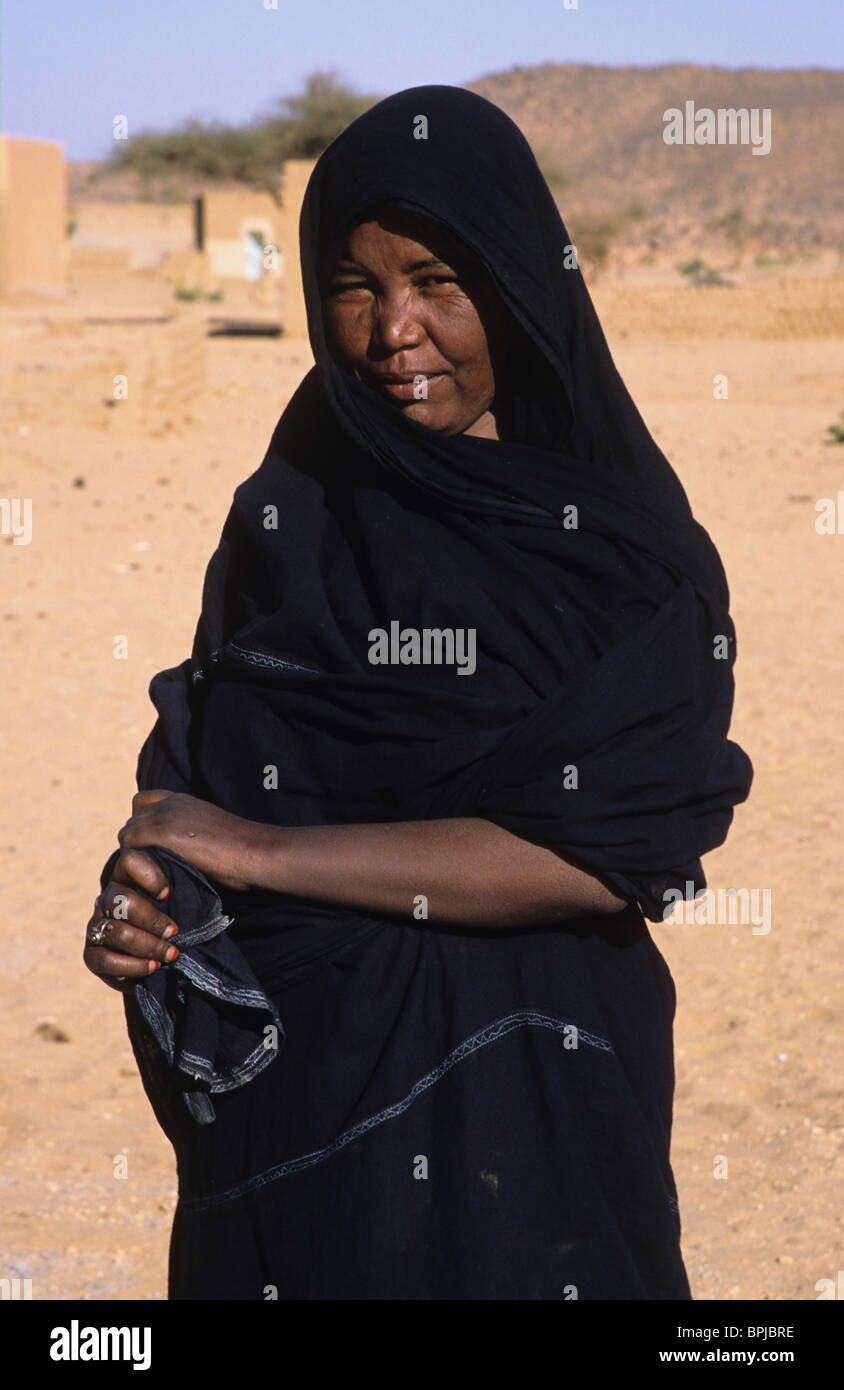 Une femme touareg indigo traditionnel en robes, Abeibara, région du nord du Mali, Afrique de l'Ouest Banque D'Images