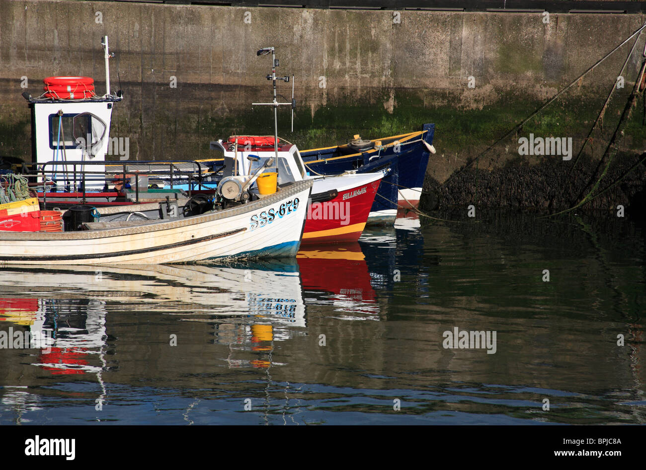 Bateaux multicolores dansle port dans le port de Scotish Eyemouth. Banque D'Images