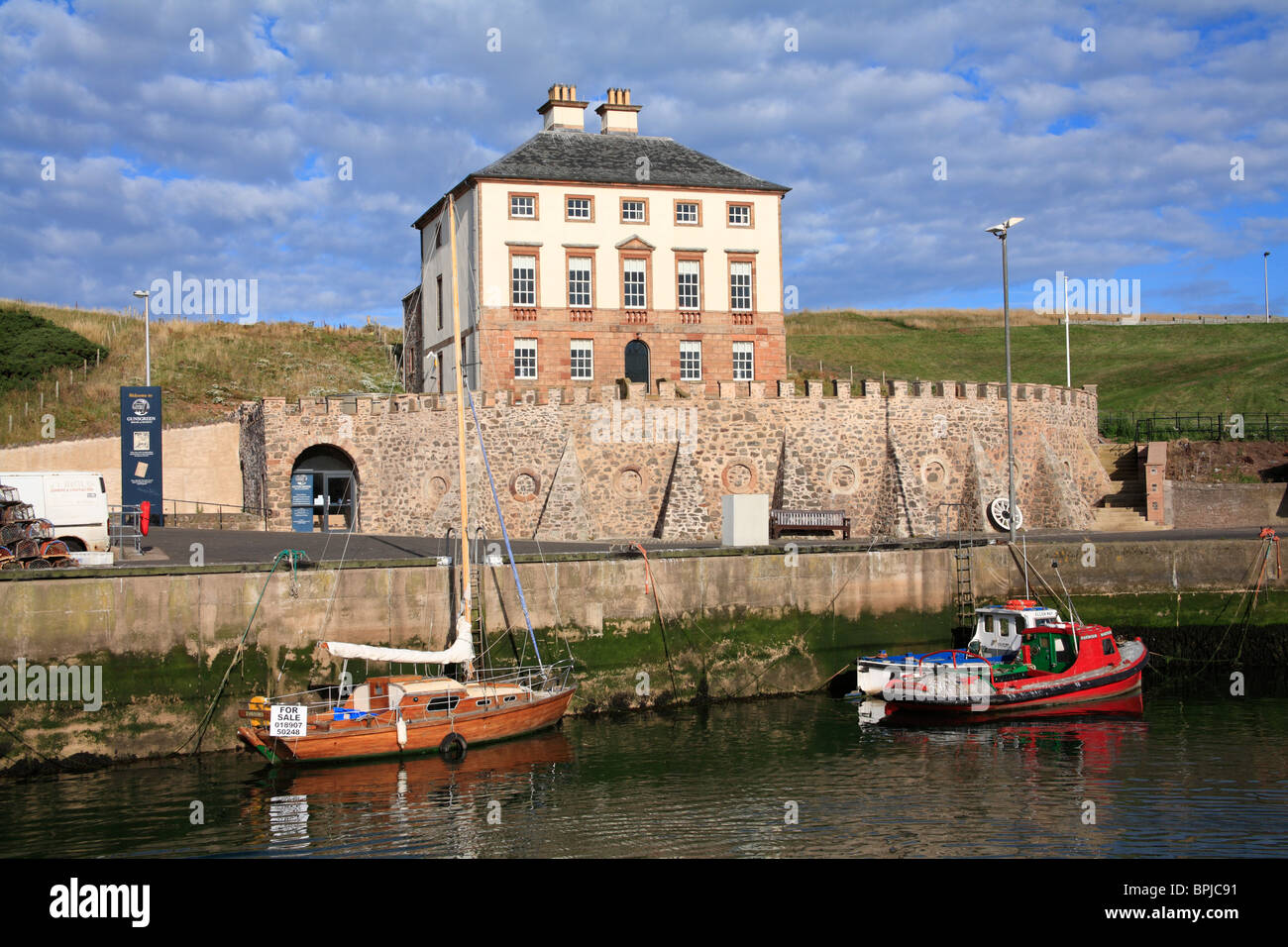 Gunsgreen House se trouve en face du port dans le port écossais d'Eyemouth. Banque D'Images