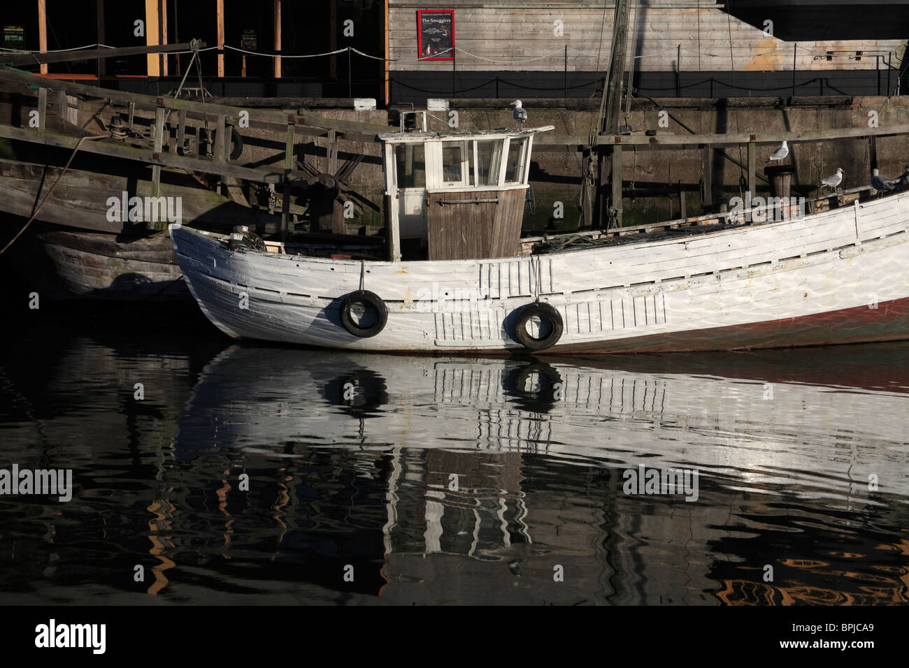 Un vieux bateau de pêche à ses amarres dans le port de la Scotish port d'Eyemouth. Banque D'Images