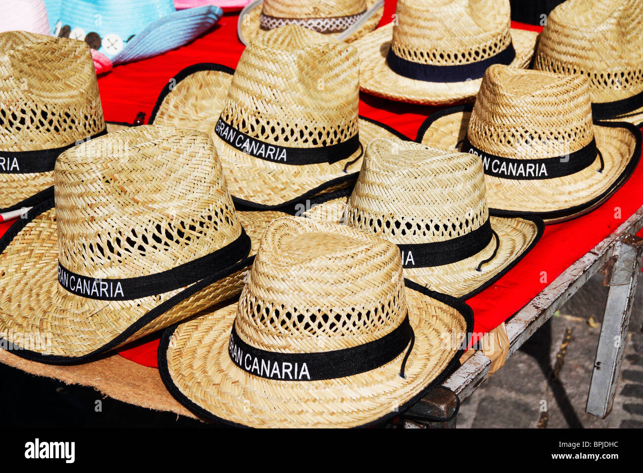 Les chapeaux de paille avec Gran Canaria sur bande noire sur marlet stall  sur Gran Canaria Photo Stock - Alamy