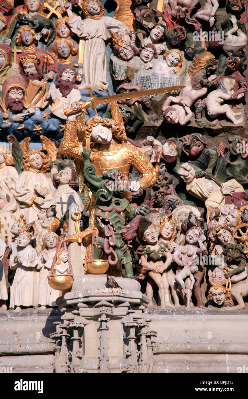 Le tympan sculpté au-dessus de la porte ouest de la cathédrale de Berne. Banque D'Images