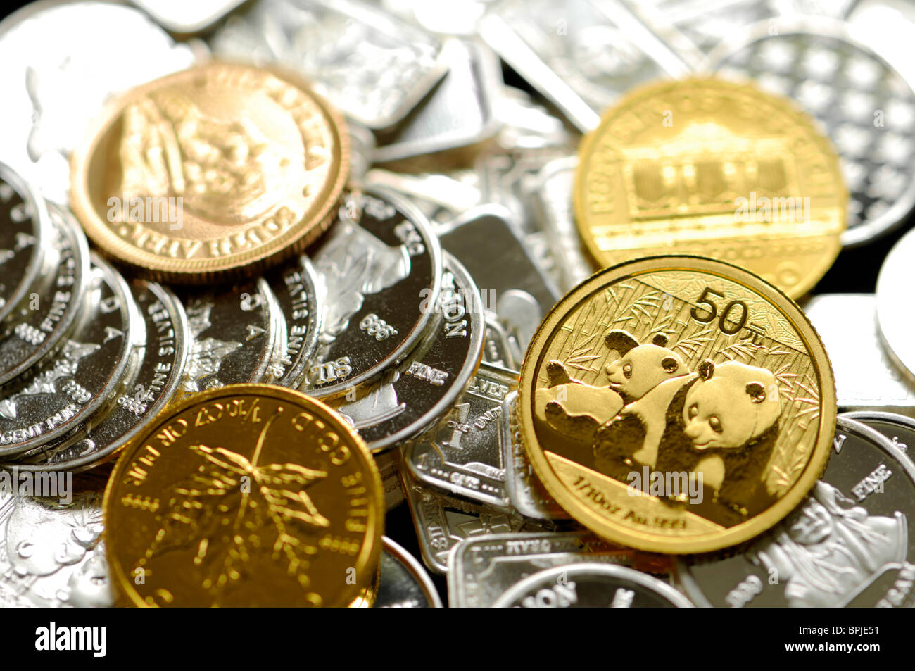 Lingots d'or et d'argent dans des petites pièces : 1 g de tours d'argent et 10 pièces d'or once Banque D'Images