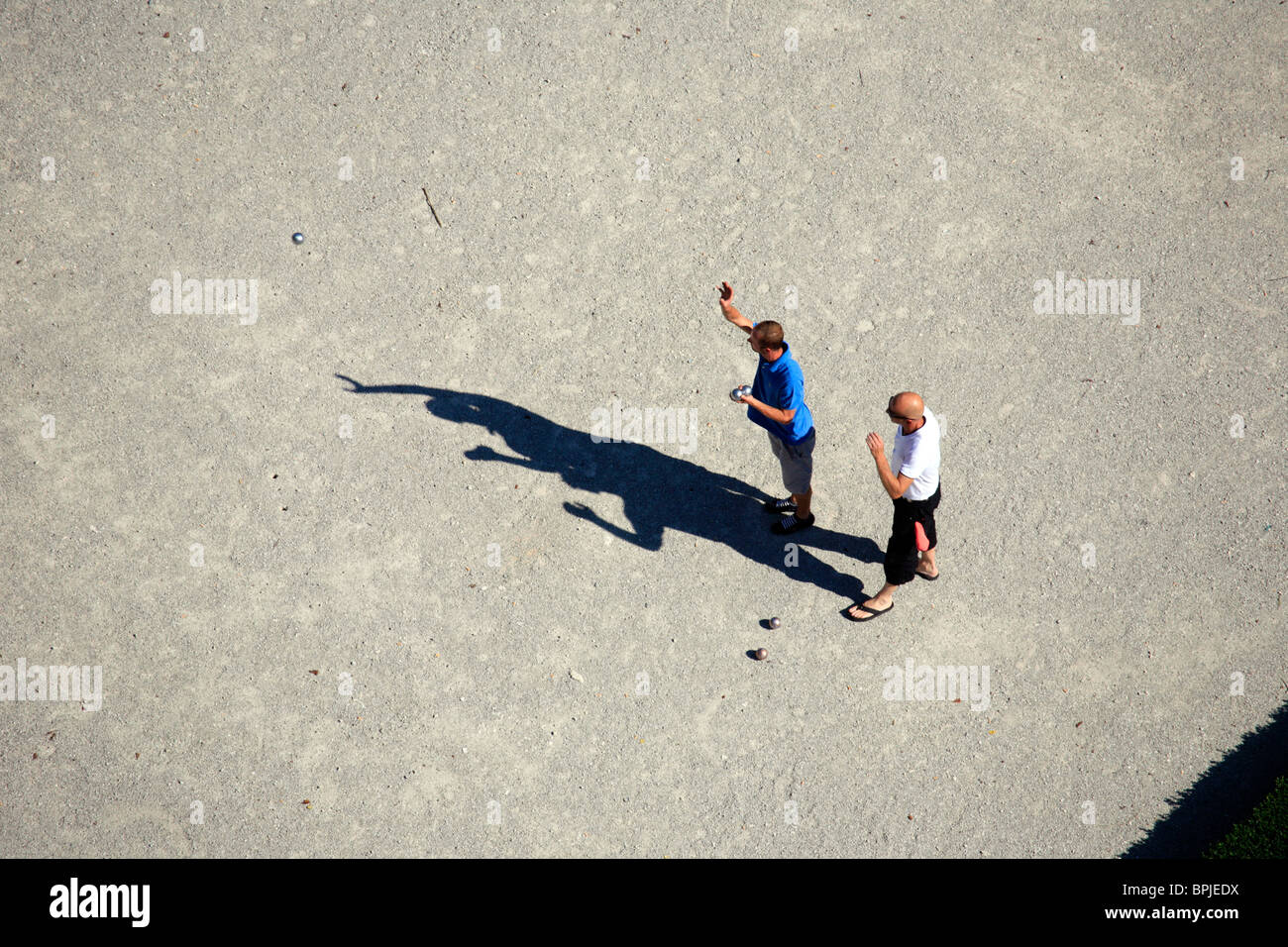 Les hommes jouer aux boules dans un parc public Banque D'Images