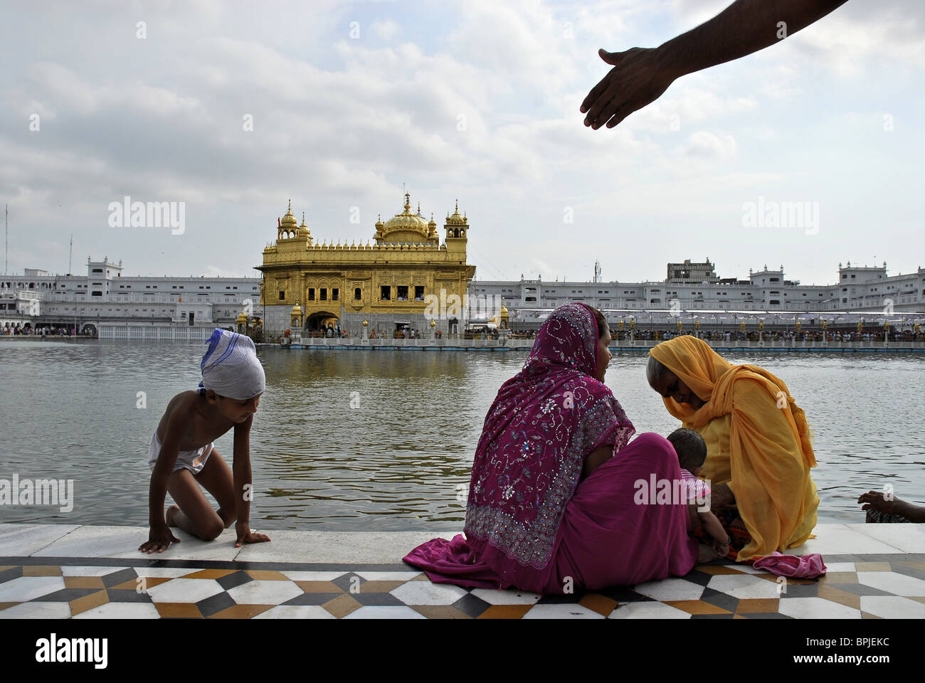 Des gens devant le Temple d'or, lieu saint des sikhs, Amritsar, Punjab, en Inde, en Asie Banque D'Images