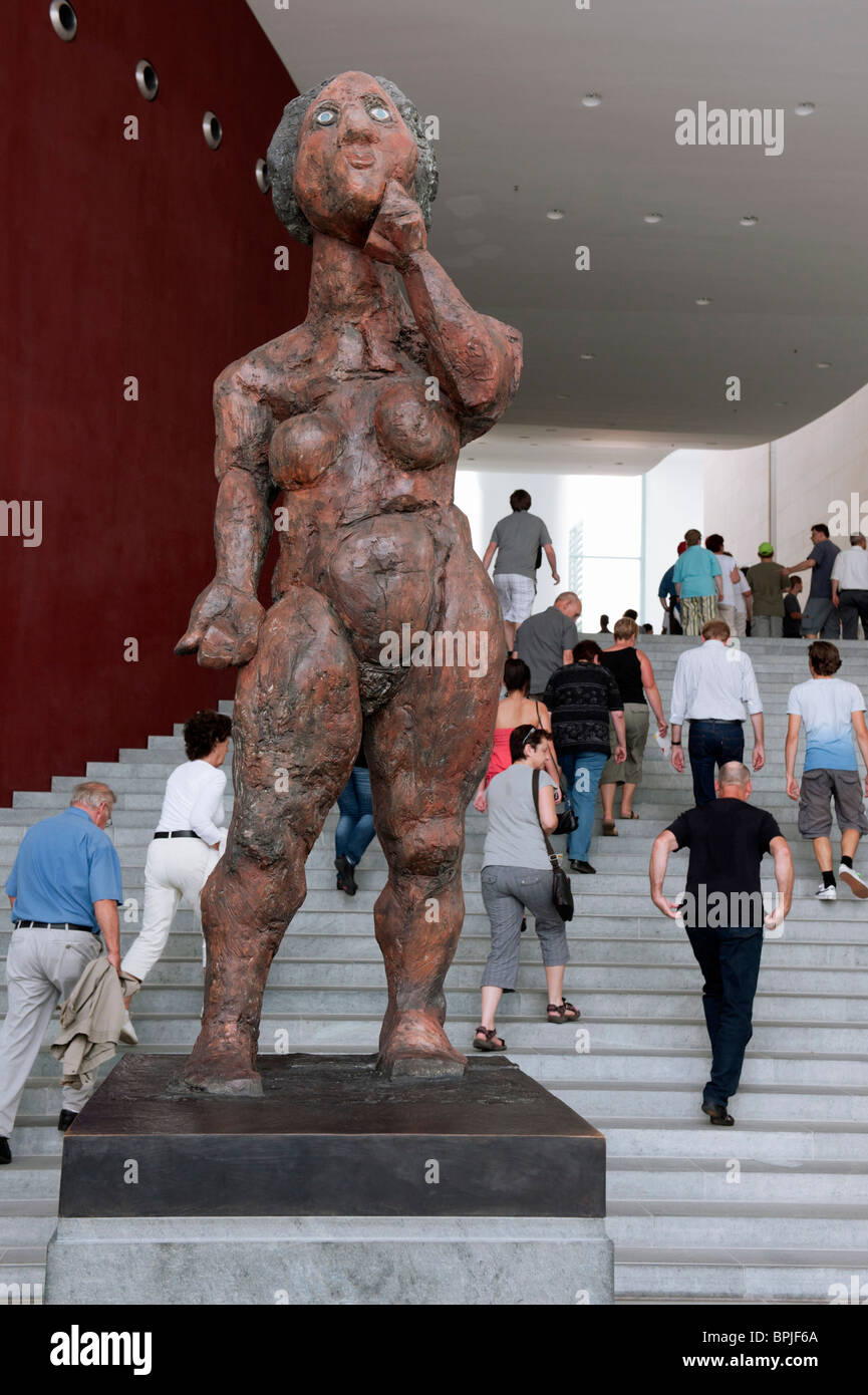 La sculpture à l'intérieur du bâtiment de la chancelière allemande le Bundeskanzleramt pendant journée portes ouvertes à Berlin Allemagne Banque D'Images