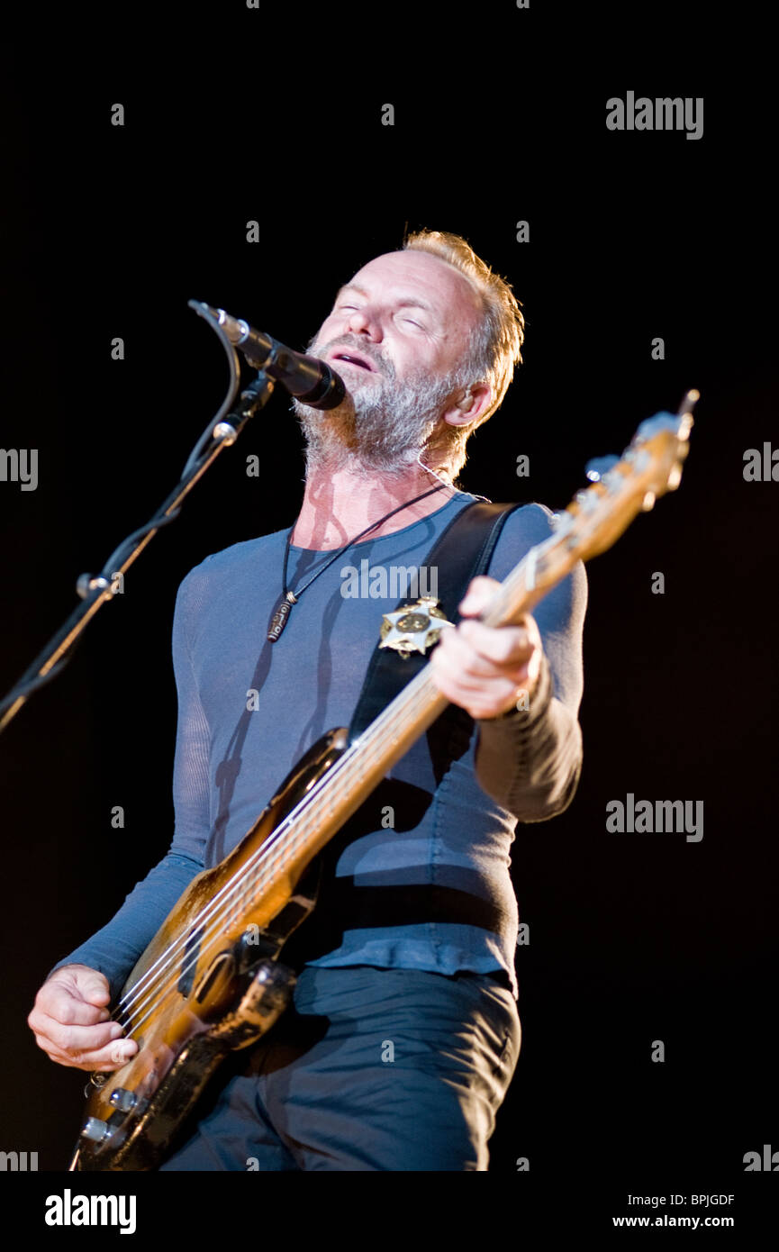 Sacramento, CA - Juillet 17,2008 : chanteur Sting joue sur l'avant-scène au Sleep Train Amphitheatre à Marysville, CA avec la Police Banque D'Images