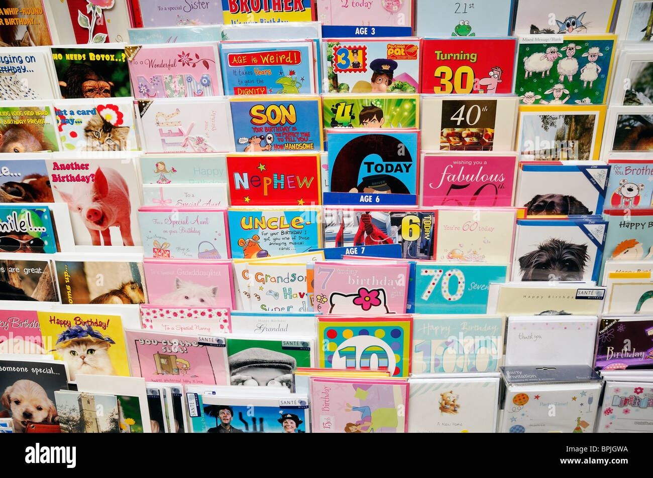 Cartes d'anniversaire dans une presse, England, UK. Banque D'Images