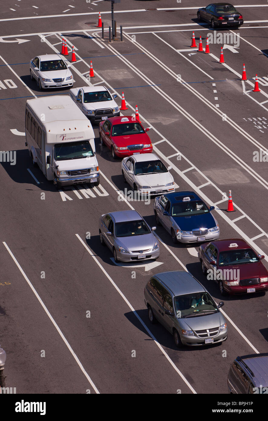WASHINGTON, DC, USA - Trafic sur Pennsylvania Avenue. Banque D'Images