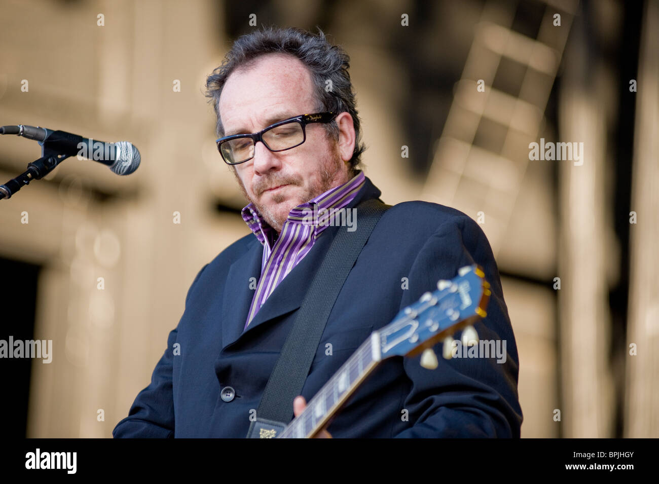 Sacramento, CA - juillet 17,2008 : chanteur Elvis Costello effectue sur scène au sleep train Amphitheatre à Marysville, ca Banque D'Images