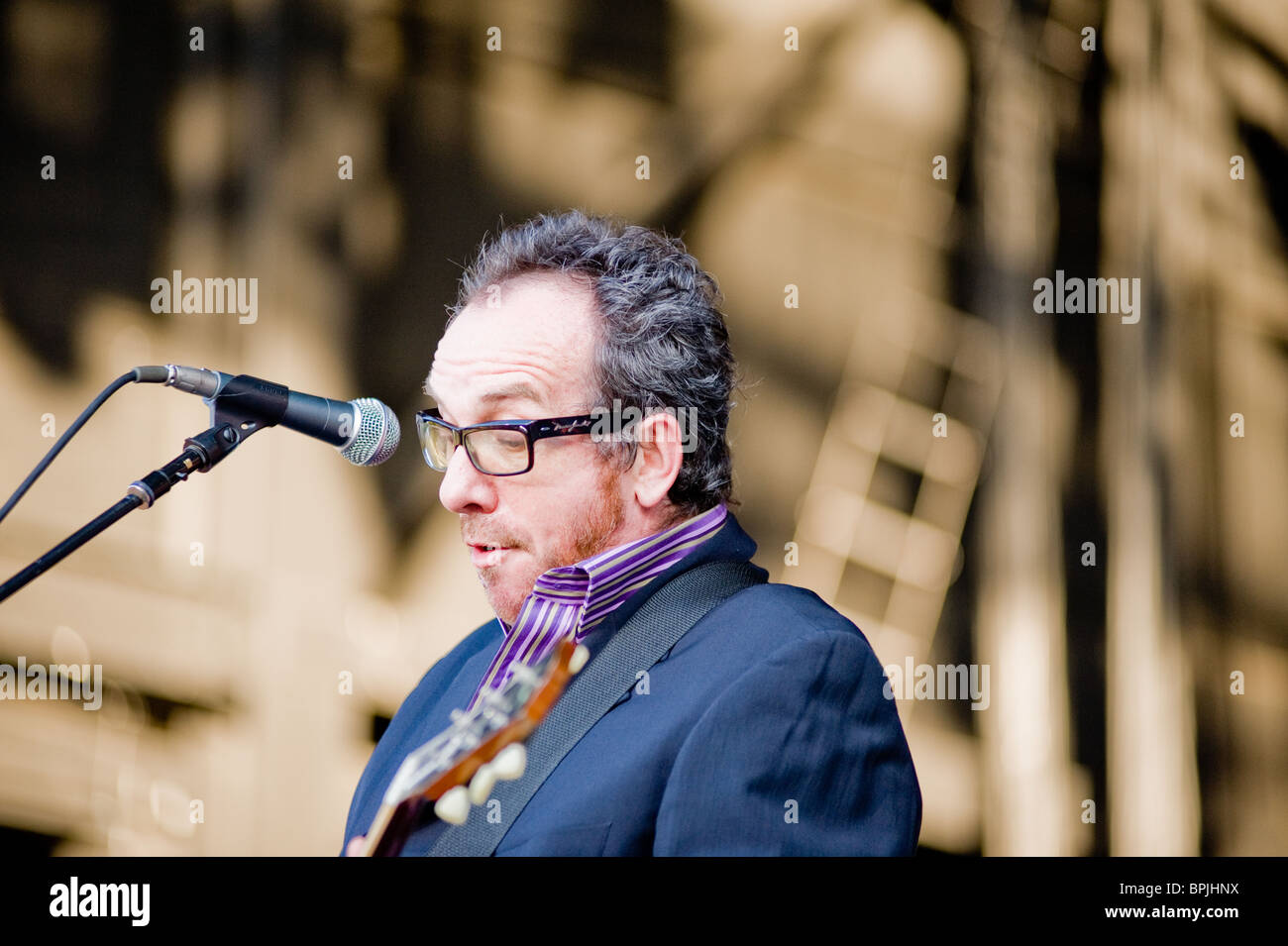 Sacramento, CA - juillet 17,2008 : chanteur Elvis Costello effectue sur scène au sleep train Amphitheatre à Marysville, ca Banque D'Images