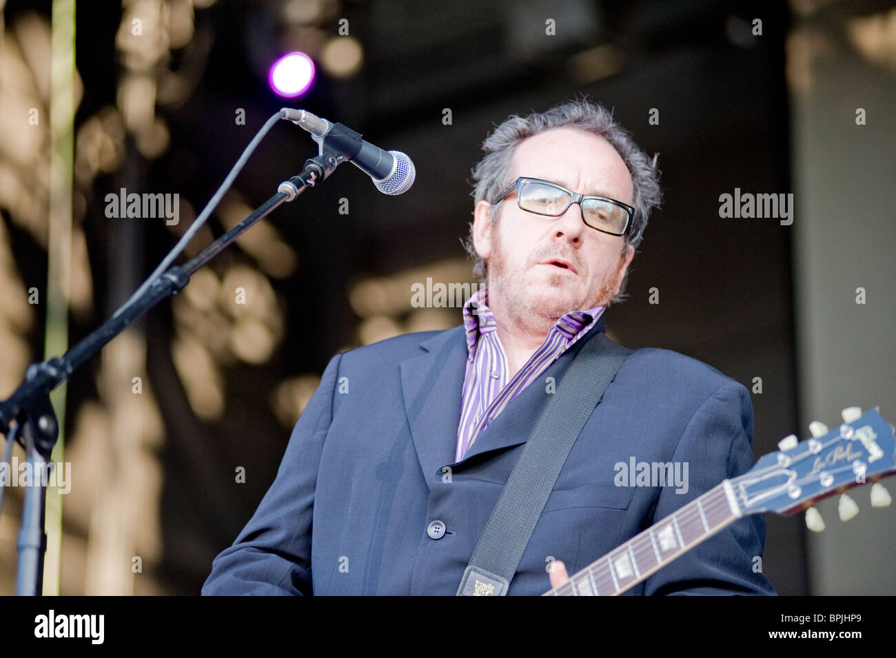 Sacramento, CA - juillet 17,2008 : chanteur Elvis Costello effectue sur scène au sleep train Amphitheatre à Marysville, ca Banque D'Images