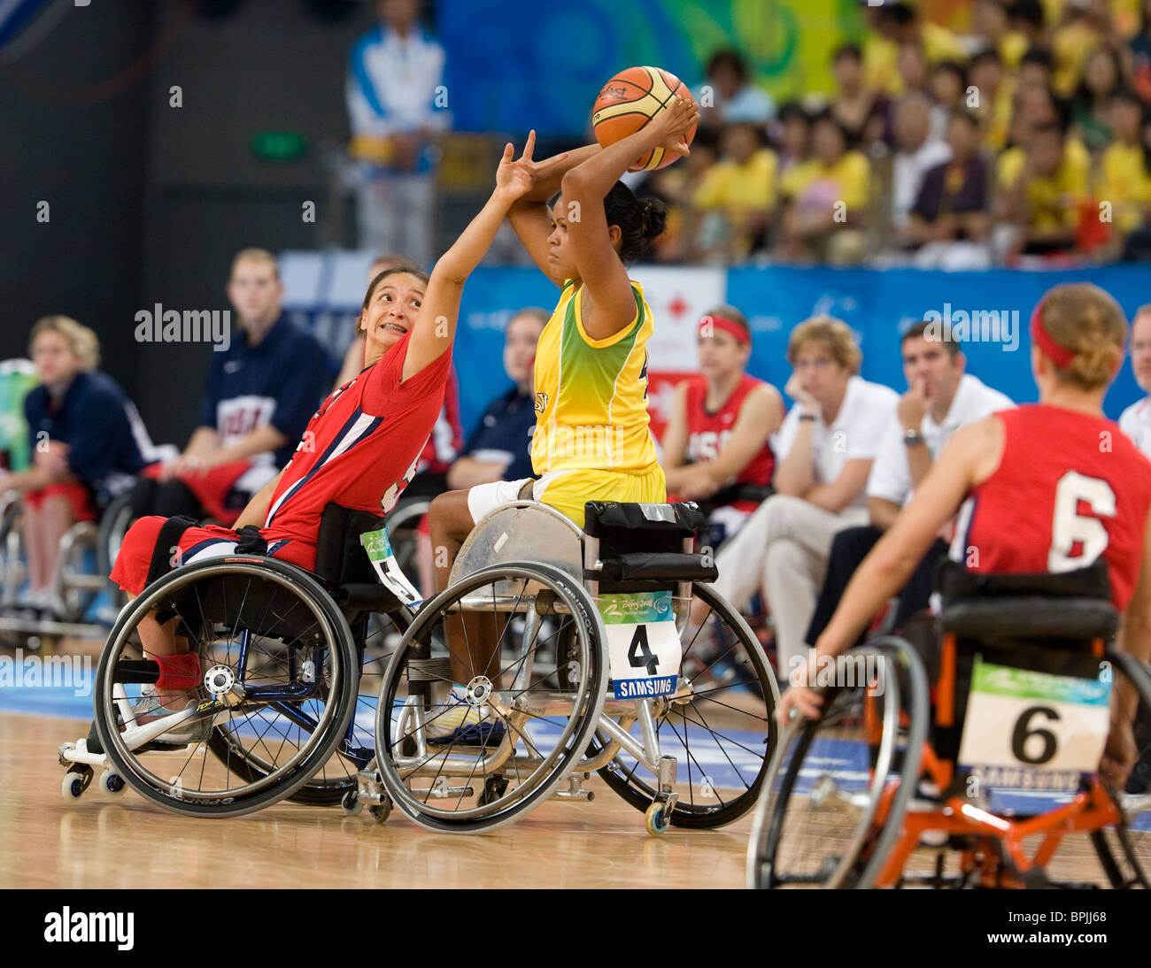 US player Patty Cisneros (l) tente de bloquer l'Cleonete Brasil Reis (r) chez les femmes de basket-ball en fauteuil roulant aux Jeux Paralympiques. Banque D'Images