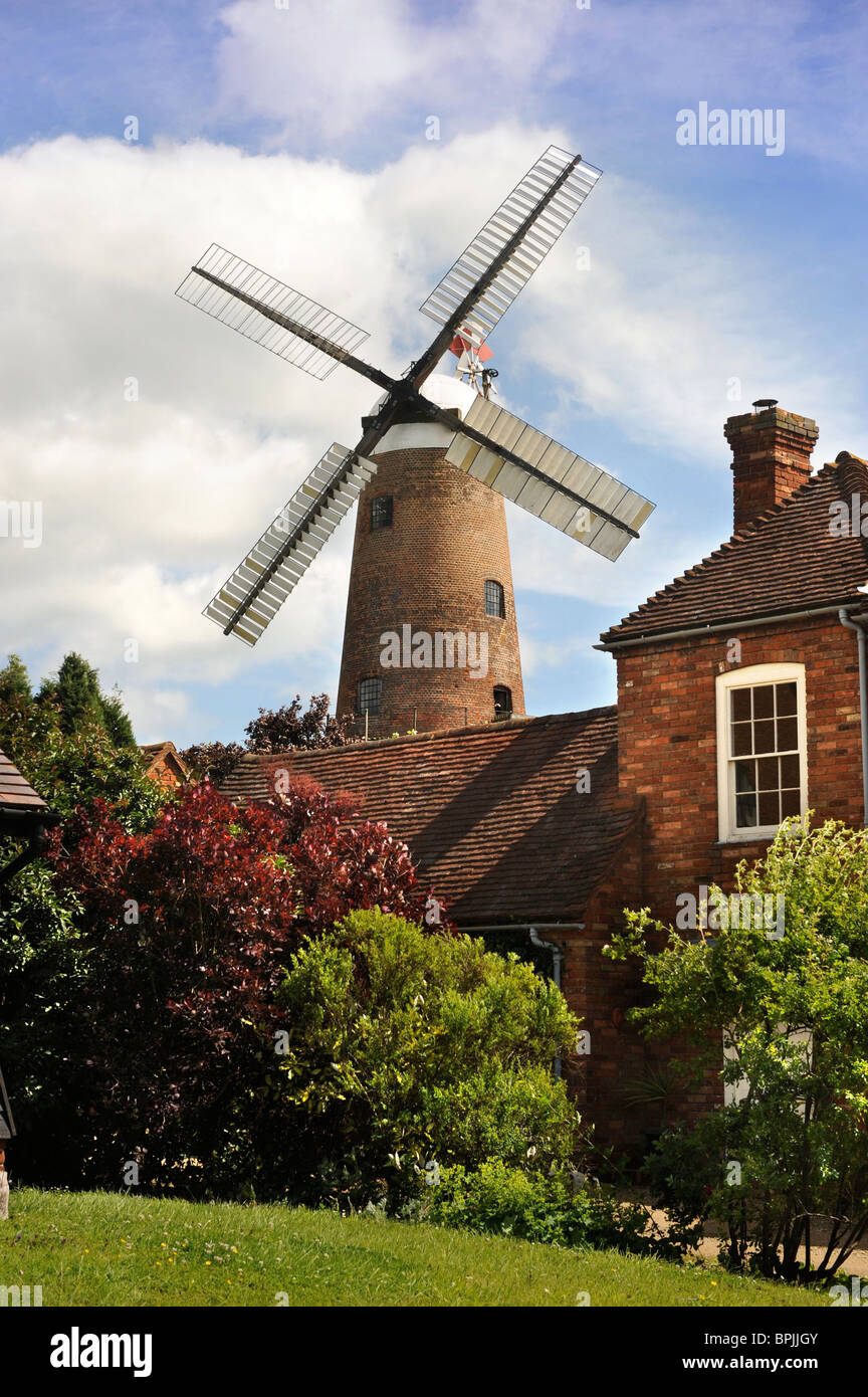 Quainton Windmill également appelées bannières Mill vu du vert dans le village de Buckinghamshire UK Banque D'Images