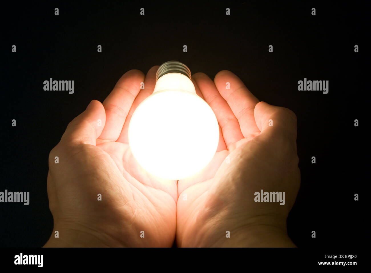 La main et une lumière brillante ampoule, concept d'inspiration, des idées Banque D'Images