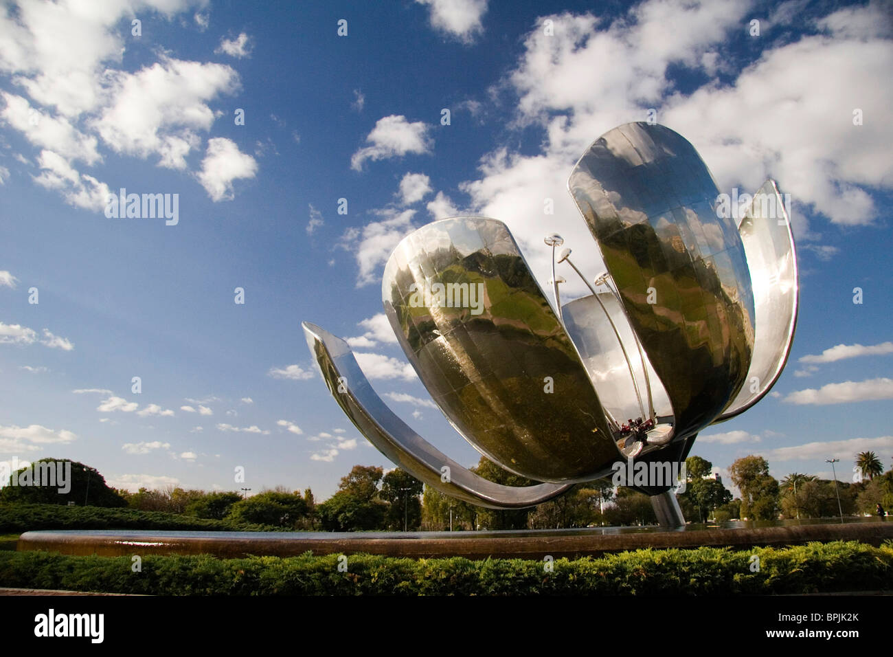 Buenos Aires, Argentine. Ce 10 mètres de hauteur de la sculpture de fleurs  est situé au centre-ville de BA Photo Stock - Alamy