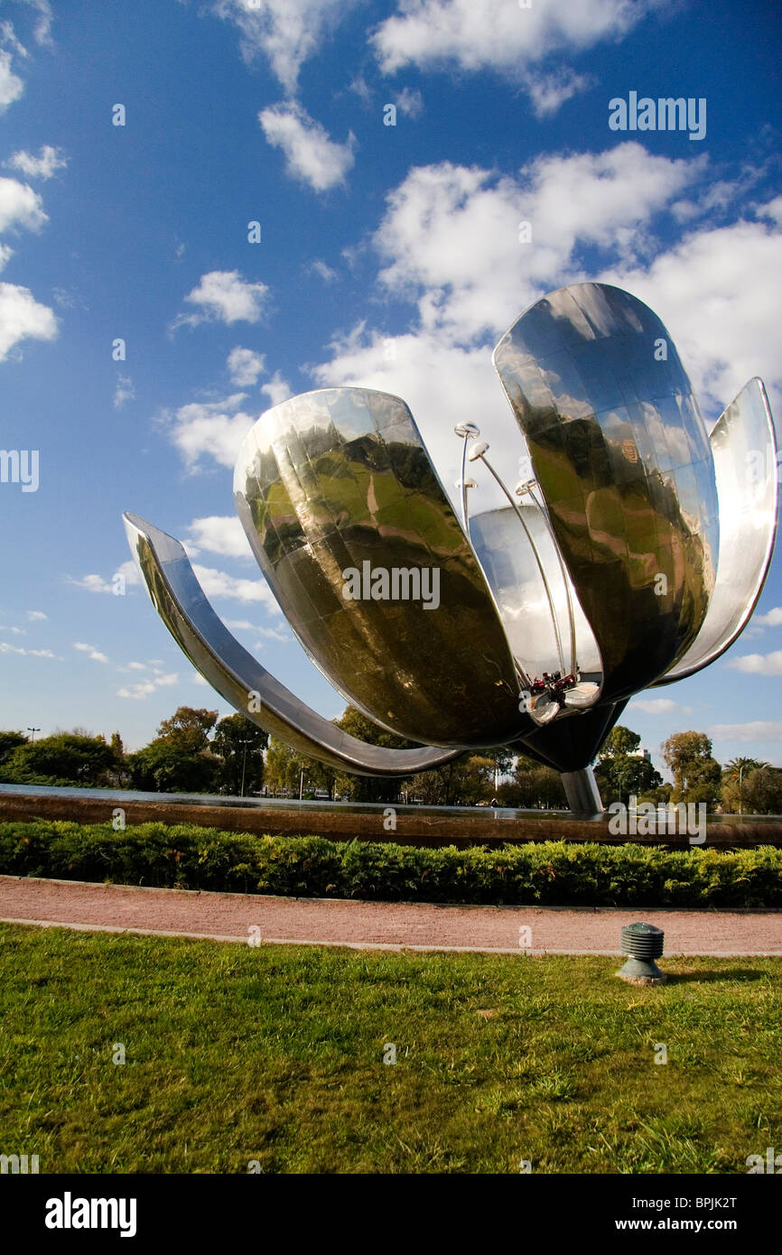 Buenos Aires, Argentine. Ce 10 mètres de hauteur de la sculpture de fleurs  est situé au centre-ville de BA Photo Stock - Alamy