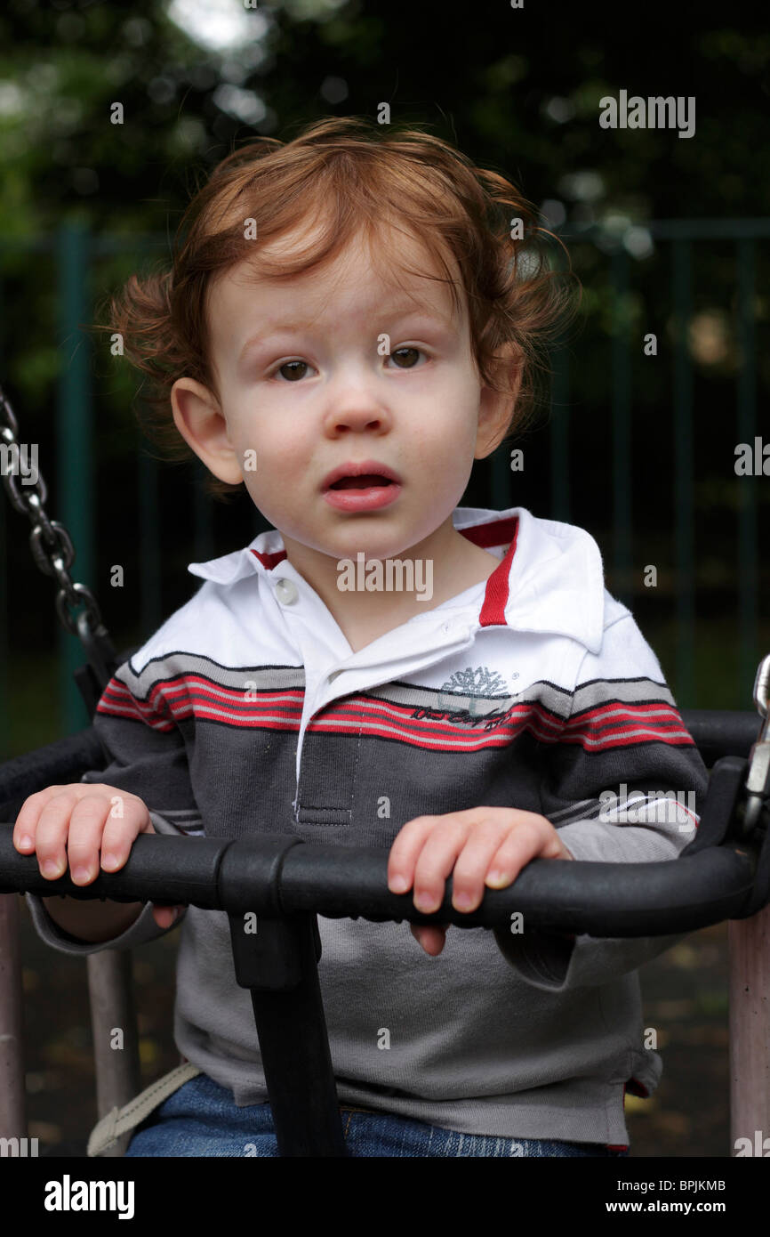Un an baby boy on swing Banque D'Images