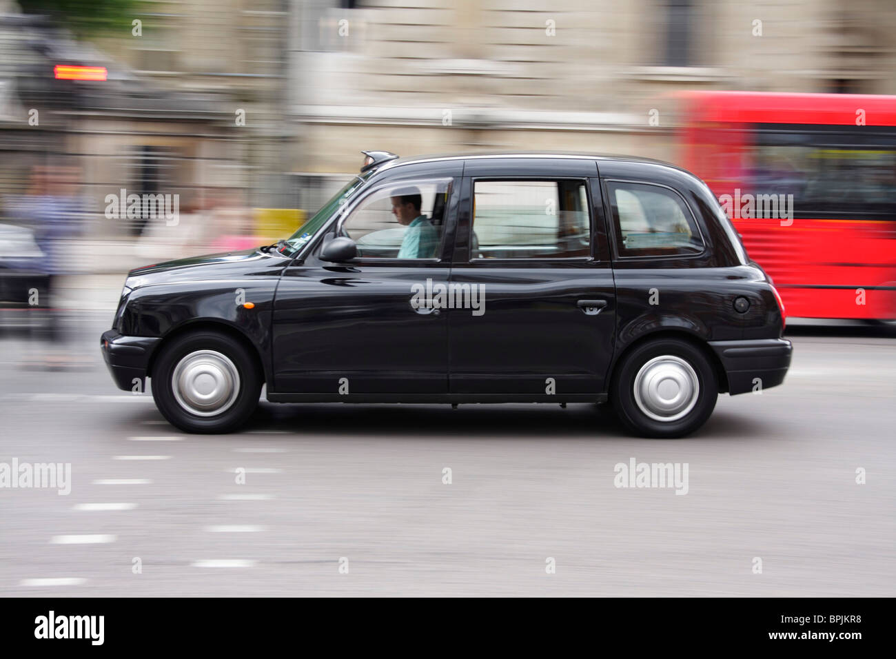 Un taxi noir sur les rues de Londres Banque D'Images