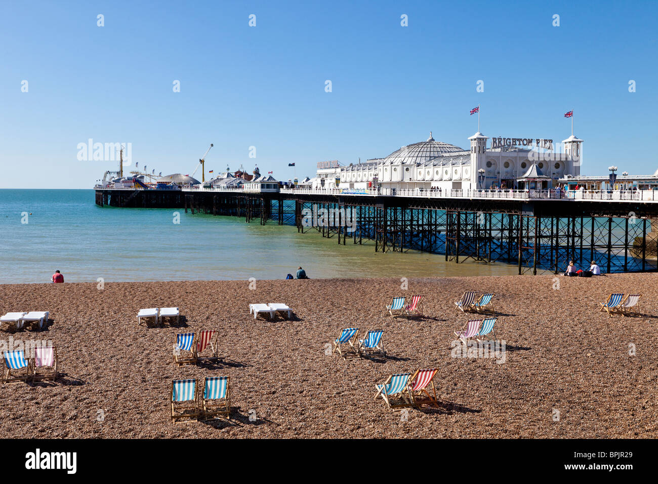 La jetée de Brighton avec plage et transats sur journée d'été, Brighton, Sussex Banque D'Images