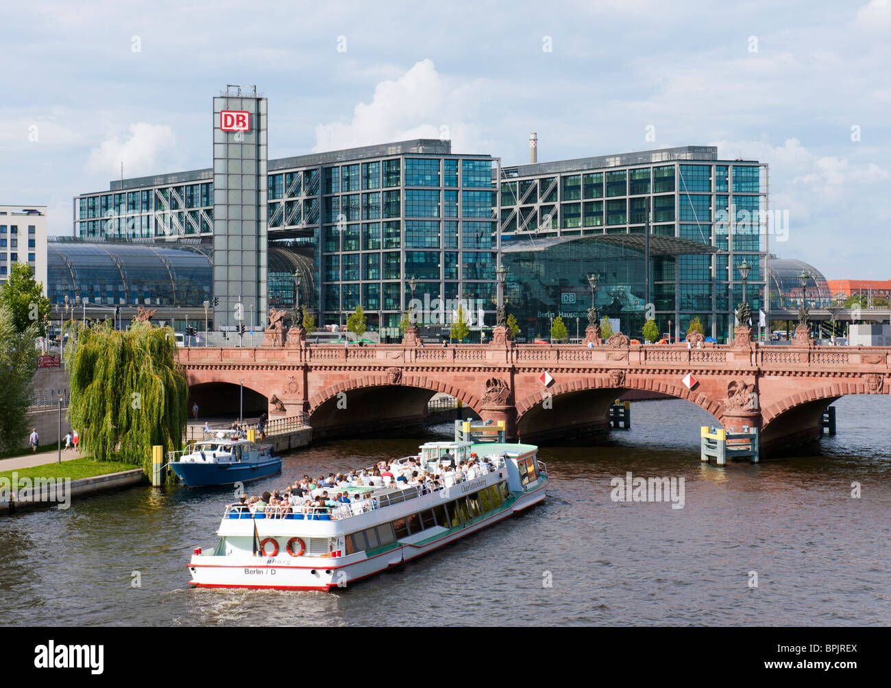 Vue sur la rivière Spree bateau touristique sur la rivière à l'arrière de la gare principale de Berlin en Allemagne Banque D'Images