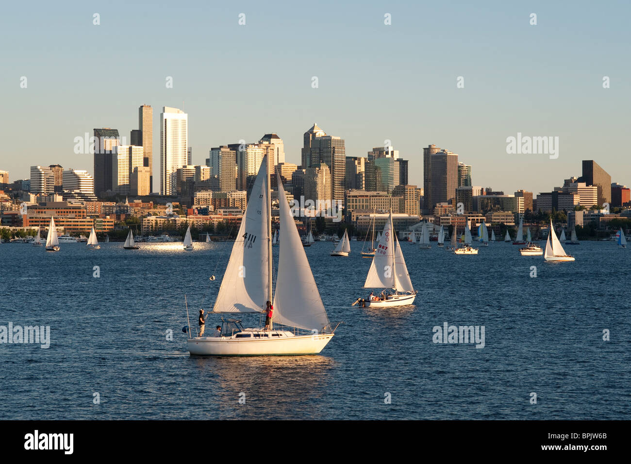 Image rétro de Seattle Skyline avec bateaux à voile sur le lac Union pendant la course Duck Washington State USA Banque D'Images