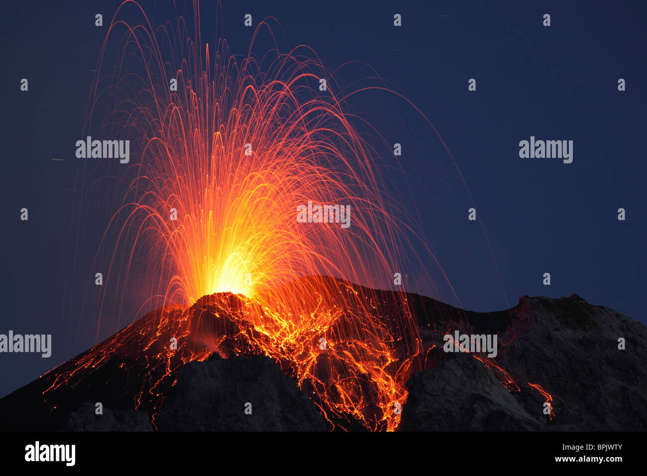Le 8 mai 2009 - L'éruption du Stromboli, Îles Éoliennes, au nord de la Sicile, Italie. Banque D'Images
