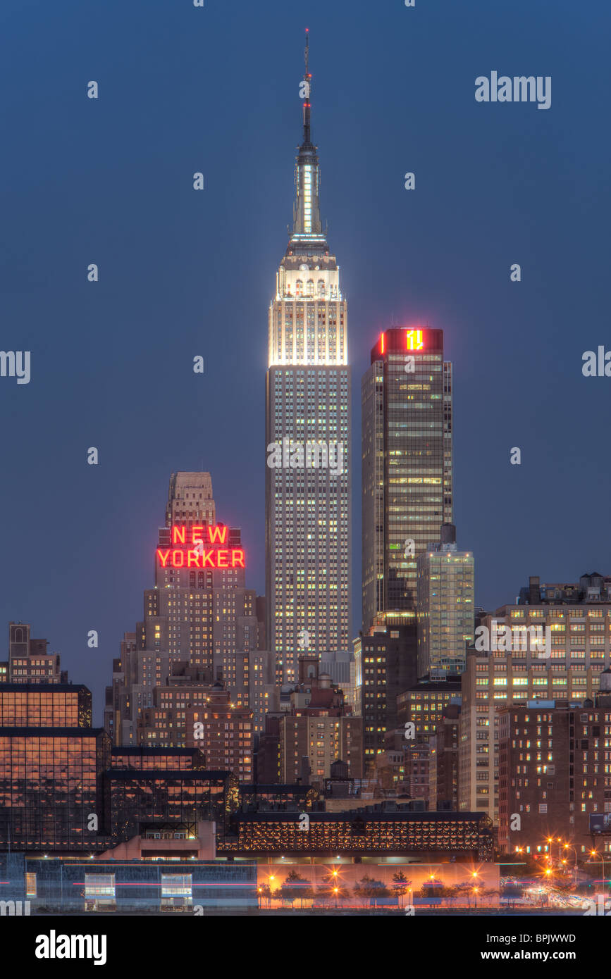 L'Empire State Building et Manhattan au crépuscule vue depuis le New Jersey. Banque D'Images