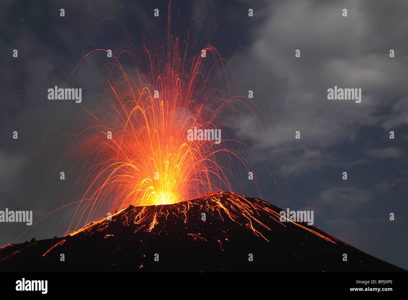 4 juin 2009 - Krakatau éruption, le détroit de la sonde, en Indonésie. Banque D'Images